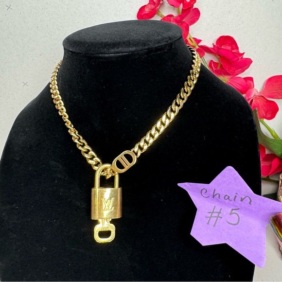 ⚜️🔐 LV Lock and Key Necklace ⚜️🔐 - Picture 3 of 8